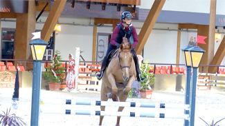 Détente et mise en confiance d’un jeune cheval avec Pénélope Leprévost . Phase 2